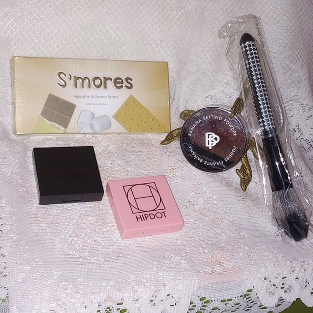 5 Piece Bundle NIB Highlighter, Contour Palate, Blush, Powder, Brush